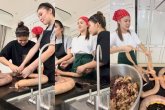 «Нағыз келін болатын қыздар»: Тұрсынбектің қыздары пысықтығымен таңғалдырды (ВИДЕО)