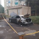 Оралда Ресей елшілігінің алдында көлік өртеніп кетті