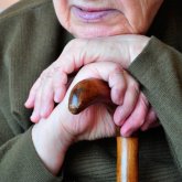 Павлодарда 92 жастағы әжей алаяқ әйелді танысымен шатастырып, 160 мың теңгесінен айрылып қалды