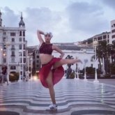 «Іш киімі жарқырап...» Көшенің қақ ортасында билеген тақырбас келін сынға қалды (ВИДЕО)