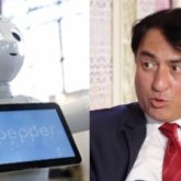 «Қазақша сөйле»: Атышулы Оғыз Доған ЭКСПО көрмесіндегі роботпен ұрысып қалды (ВИДЕО)