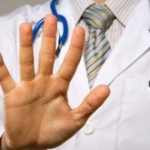 Астанада науқасты тепкі астына алған дәрігер жұмыстан шығарылды