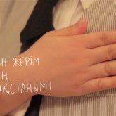 Әнұран шырқаған балақайлар көптің көзайымына айналды (ВИДЕО)