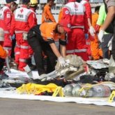 Құтқарушылар Индонезиядағы әуе апатынан қаза болғандар мен ұшақ бөлшектерін теңізден шығарып жатыр