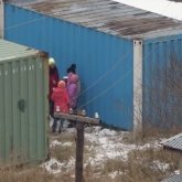 Қуыста сыра ішіп тұрған кішкентай қыздар камераға түсіп қалды (ВИДЕО)