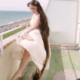 Бойжеткен қолаң шашын 20 жыл бойы жумаған (ВИДЕО)