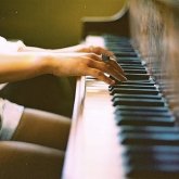 Пианинода ашық-шашық киіммен ойнаған қыз жұрттың ашуын туғызды (ВИДЕО)