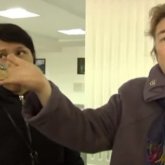 «Бас тартам»: Талдықорғанда көпбалалы ана «алтын алқаны» әкімдікке қайтарып берді