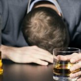 Семейде мас полицей дәрігерді соққыға жықты (ВИДЕО)