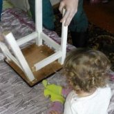 Қостанайда сәбидің басы орындыққа қысылып қалды