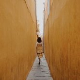 «Еркектерге қызмет көрсеттік»: Шетелге арман қуып кеткен жалғызбасты әйел секс-құлдықтың құрбанына айналған