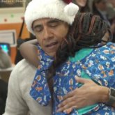 Барак Обама Санта Клаус кейпіне еніп, науқас балаларды жаңа жылмен құттықтады