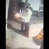 Желіде от шашу атамын деп қолынан айрылған ер адамның видеосы тарап кетті (ВИДЕО)