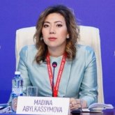 Көпбабалы отбасыға 16 мың теңгені көпсінген Әбілқасымова 5 сәбидің ата-анасына көңіл айтты