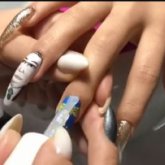 Алматылық бойжеткен тырнағына Тоқаевтың суретін салдырды (ВИДЕО)