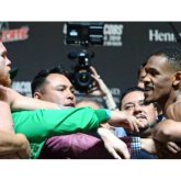 «Канело» мен Джейкобс салмақ өлшеу рәсімінде төбелесіп қалды