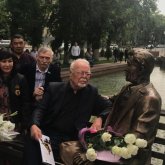 Алматыда қазақ режиссері Шәкен Аймановтың мүсіні орнатылды