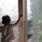 Балаңыз терезеден құлап кетпес үшін не істеу керек?