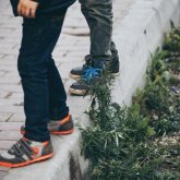 Шымкентте көлік автотұрақ аумағында алты баланы соғып кетті