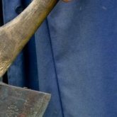 Ақыл-есі кем жеткіншек мектеп оқушысының басын балталап тастады. Қыз бала санавиациямен көрші қалаға жеткізілді