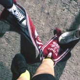 «Қайрат» ФК фанаттары «Ақтөбе» клубының шарфын жерге таптап, көше сыпырып, соңында өртеп жіберді (ВИДЕО)