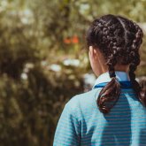 «Ұрып тастайды»: маскүнем әкесінен қорлық көрген қыз жан сырын ақтарды