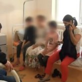 «Ағартқыш ішкізіп, ине тыққан»: Түркістан облысында өгей қыздарына қорлық көрсек  әйел сотта жауап берді