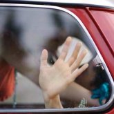 «Екі аяғы аспанда»: көршісін ойнасымен ұстап алған келіншек көлікте көрген сұмдық әңгімесін айтты