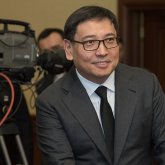 «Тиіспеңіздер маған»: Досаевтың журналистерден қашып бара жатқан сәті видеоға түсіп қалды (ВИДЕО)