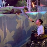 Сәкен Майғазиев сахнада жата қап, мүмкіндігі шектеулі көрерменіне ән айтқызды (ВИДЕО)