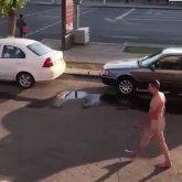 «Ыстықтап кеткен шығар»: Нұр-Сұлтанда ер адам киімсіз көше кезіп жүр (ВИДЕО)