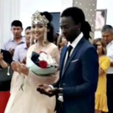 «Өзімізде қара жігіттер толып жатыр еді ғой»: қазақ қызы қара нәсілді жігітке тұрмысқа шықты (ВИДЕО)