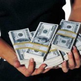 «Бақытты ақшамен теңестірдім»: жесір қалған әйел өкінетінін айтып жылады