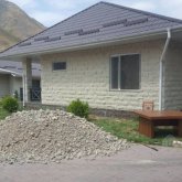 Атамбаевтың атыс кезінде қираған үйінің айналасы көрсетілді (ФОТО)