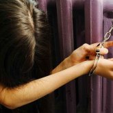 «Көміп тастады»: Қостанайлық жігіт қыздарды секс-құлдыққа мәжбүрлеп, көр қаздырған