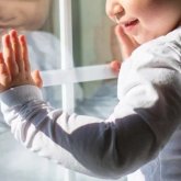 5 жасар қыз жоғары қабаттан құлап жарақат алды