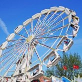 Мехикода америкалық әткеншек құлап, 2 адам қаза тапты