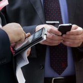 Мемқызметкерлерге смартфон ұстауға рұқсат беріле ме?