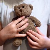 Сириядан келген балалар қуыршақтың басын кесіп, аяғын сындырып, бауыздап ойнайды - теолог