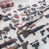 «Соғысқа дайындалған ба?»: маңғыстаулық азаматтың үйінен көптеген қару-жарақ тәркіленді