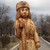 «Бұл – біздің керемет әкім Ермак Бидахметұлының бастамасы»: Семейде Мәншүк Мәметованың ұсқынсыз мүсіні тұр (ФОТО)