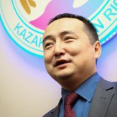 «Көк дамбалдың желбірегені»: Серікжан Біләш Мемлекеттік Туға қатысты осы сөзді не үшін айтқан? (ВИДЕО)