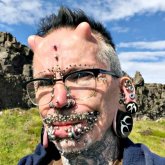 Маңдайында 2 мүйізі, бетінде 480 пирсингі бар адам көпшілікті таңғалдырды