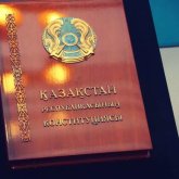 «Тіліңіз сүрініп, жағыңыз талады»: заң қабылдауда  қазақ тілі өгей баланың күйін кешіп тұр