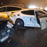 «Ең қымбат жол апаты»: Алматы қаласы әкімдігінің алдында 5 көліктің тас-талқаны шықты