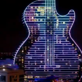 Гитара тәрізді ерекше қонақүй ашылды (ВИДЕО)