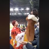 «Астана»-«МЮ» жарысында стадиондағы жанкүйер сүйіктісіне тізерлеп тұрып ұсыныс жасады (ВИДЕО)