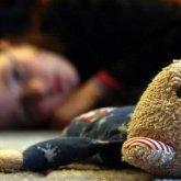 «Алланың жазасын алады. Мен соған сендім»: екі жасар өгей баласын теуіп өлтірген әке өмірбақи түрмеге тоғытылуы мүмкін (ВИДЕО)