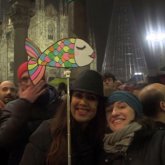 Қолдарына майшабақ ұстаған 25 мың адам ереуілге шықты