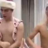 «Байлап қойып, сабаса»: жартылай жалаңаш сәукеле киген 2 жігіт желідегілердің ашуына тиді (ВИДЕО)